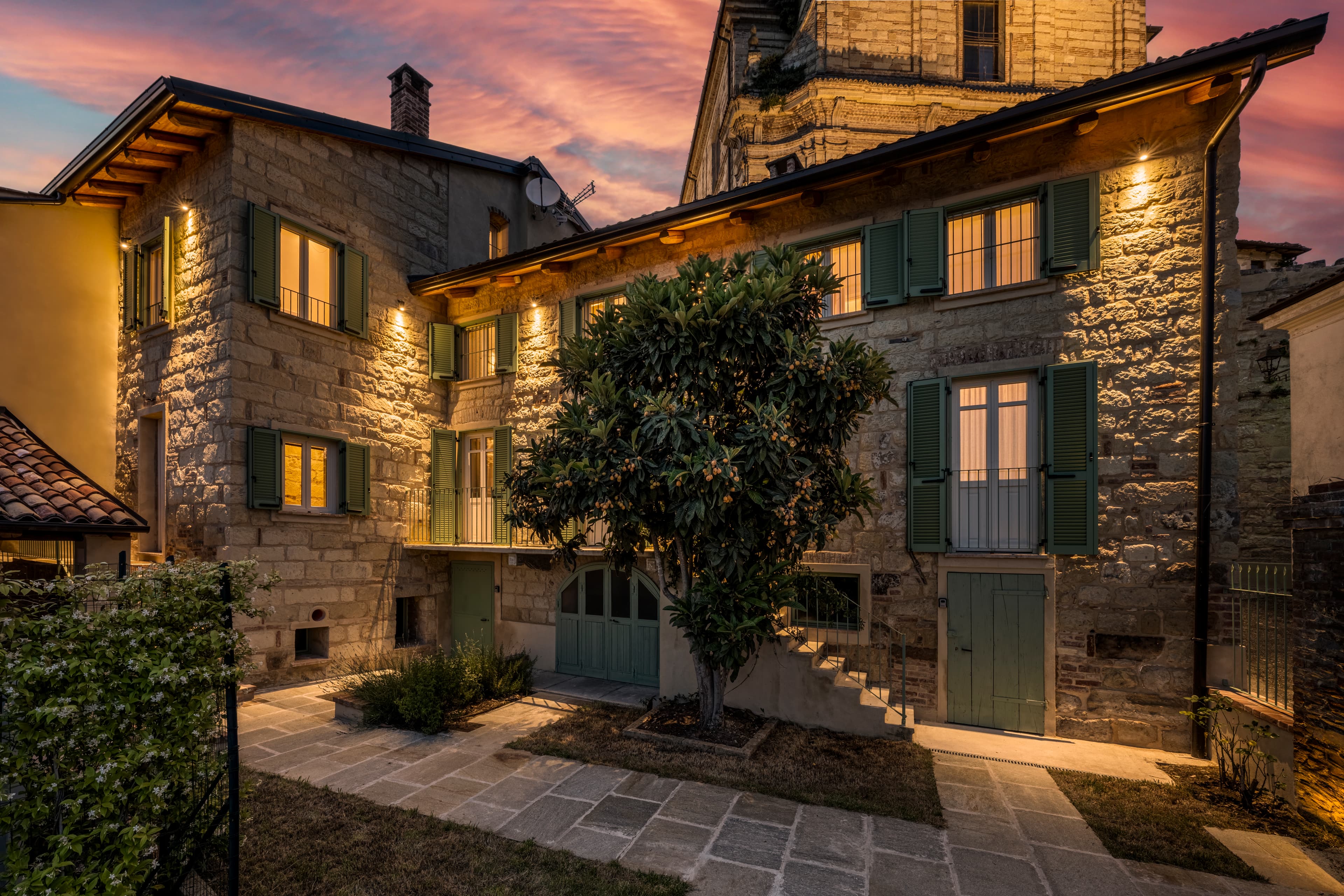 Veduta della casa tra le colline del Monferrato